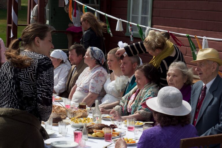 Anna Hints filmi „Vaba maa“ võtteplatsil näitlejaid juhendamas.