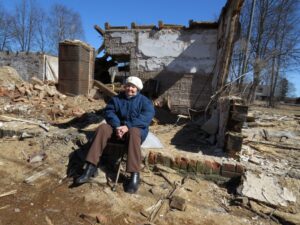 Kevad 2013. On, mida meenutada: Alma Ilison vana koolimaja varemeil.  Mõisaküla kooli legendaarse õpetaja, Mõisaküla linna esimese aukodaniku Alma Ilisoni õpilaste hulgast on kasvanud akadeemikute ja professorite kõrval ka 14 emakeeleõpetajat.