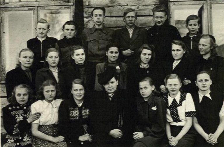 Klassijuhataja oma lastega. 1950. aastate keskpaik.