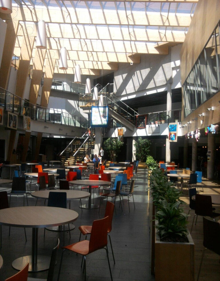   Viimsi kooli vestibüül-õppimispaik.