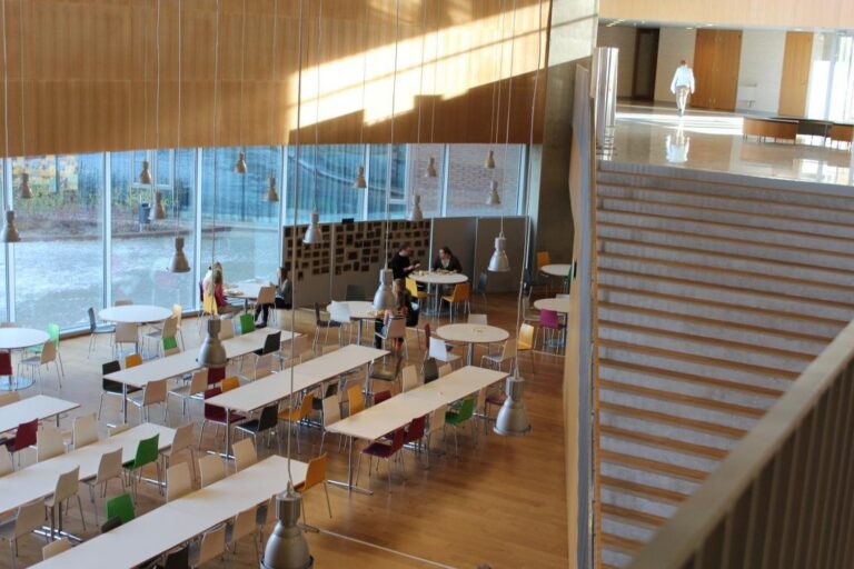   Kirkkojärve kooli keskruum (piazza). Esimesel korrusel peasissekäik, vestibüül, söögisaal, aula/vaatesaal. Keskruum läbib kahte korrust ning on ühendatud raamatukoguga. 