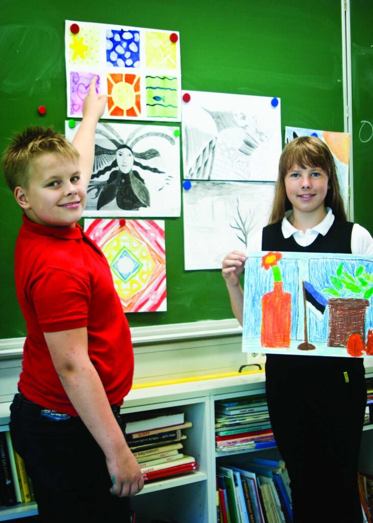 Rocca al Mare kooli 4.c klassi õpilased Jan Markus Bachmann ja Maria Kristina Meriniit poolaasta lõpus oma töid hindamas.