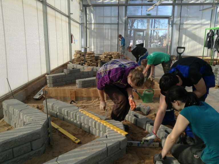 Räpina õppekasvuhoones on üks suur hall maastikuehituse eriala käsutuses ja seal harjutatakse tugimüüride tegemist, tänavate-platside sillutamist, purskkaevude rajamist. Fotol rassivad teise kursuse noored maastikuehitajad.