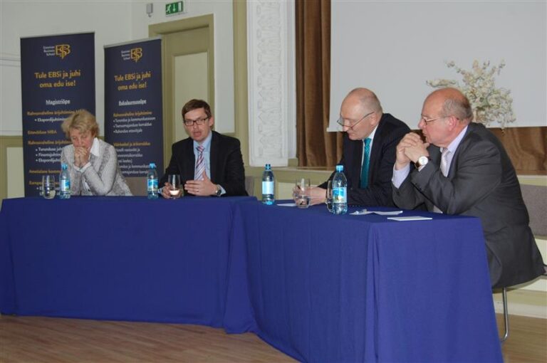 Mis on mustas kastis, mille sees on tasuta kõrgharidus? Pildil vasakult Eesti konjunktuuriinstituudi direktor Marje Josing, Eften Capitali tegevjuht Viljar Arakas, minister Jaak Aaviksoo, EBS-i rektor Arno Almann. Foto: EBS
