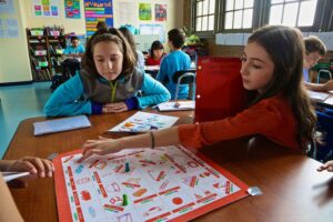 Quest2Learn kooli õpilased mängimas mõõtesüsteeme õpetavat mängu. Foto: kooli koduleht http://q2l.org