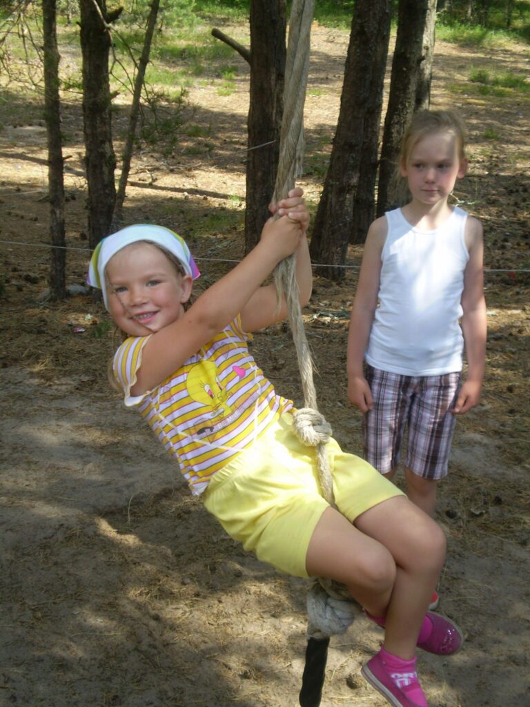 Lisandra (vasakul) ja Kristella ei ole vahele jätnud ühtki laagrisuve ja lubavad ka järgmisel suvel laagrisse minna.