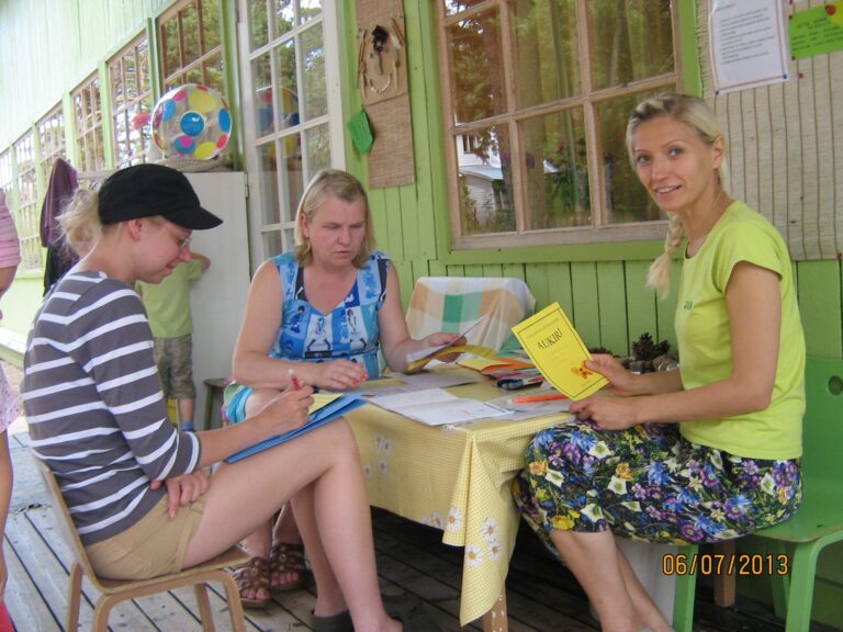 Õpetajad on ametis aukirjade kirjutamisega. Keskel istub Meeli Saarne.