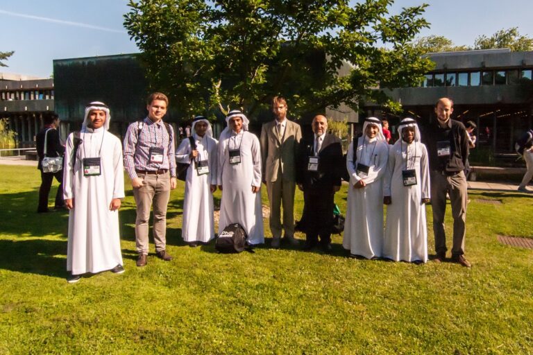 IPhO lõpetamine: võistkonna liikmed on valgetes rüüdes, Stanislav Zavjalov (vasakult teine), Jaan Kalda ja Abdulaziz Al-Harti (keskel), Mihkel Kree (paremal viimane). Fotod: Jaan Kalda ja Stanislav Zavjalov