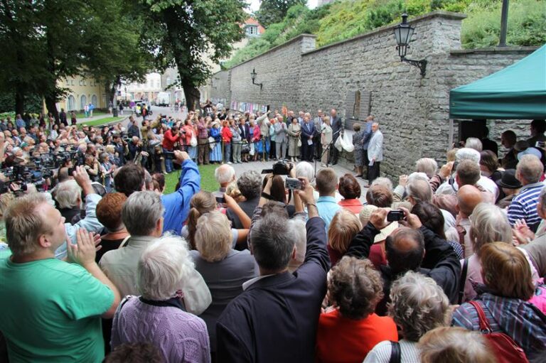 Venemaa esimese presidendi Boriss Jeltsini mälestustahvli avamisele 22. augustil oli rahvast nii palju kokku tulnud, et tekkis täitsa sama tunne kui 22 aastat tagasi. Paljud osalisedki samad, nii mõnigi, tõsi küll, vaid veidi häguselt meenuv. Fotod: Raivo Juurak