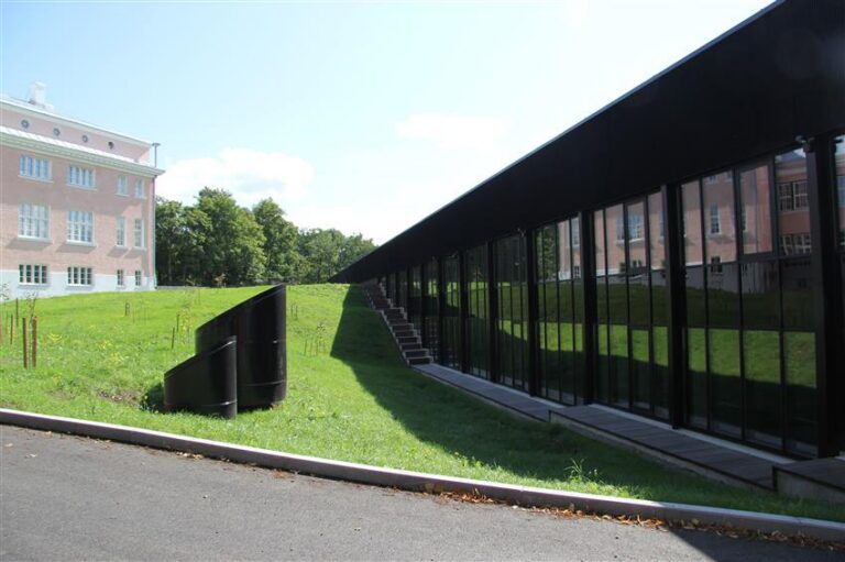 Viljandi gümnaasiumi vana ja uus hoone – vana peegeldub uues. 