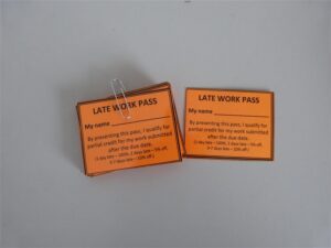 Semestri alguses annavad mõned õpetajad lastele paar Late Work Pass’i ehk hilinenud töö luba, millega õpilane saab mõne hindelise ülesande esitada hilinemisega, ilma et hinnet alandataks.