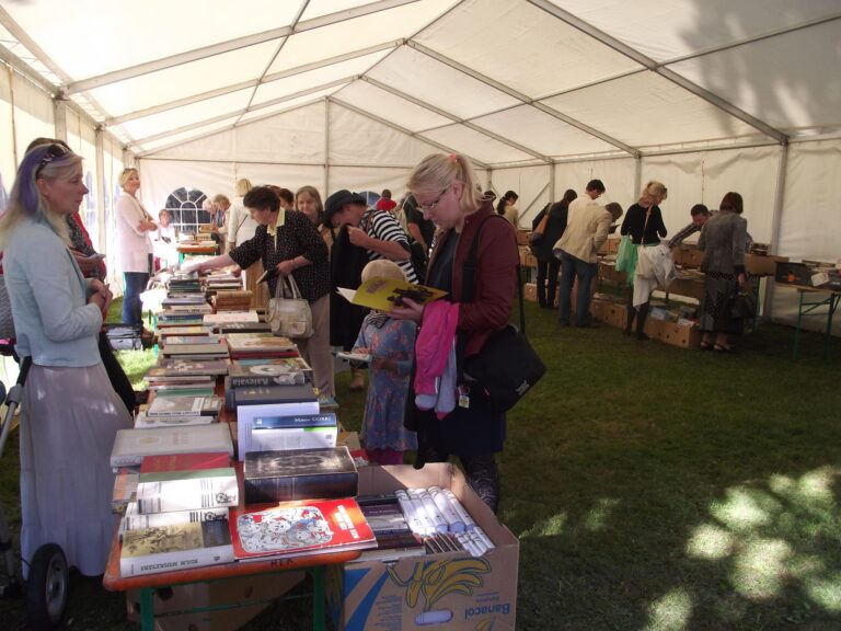 Sügisene raamatulaat Kadriorus Vilde majamuuseumi õuel toob alati kokku hulga kirjandushuvilisi. Fotod: Vilde muuseum, Mari Klein