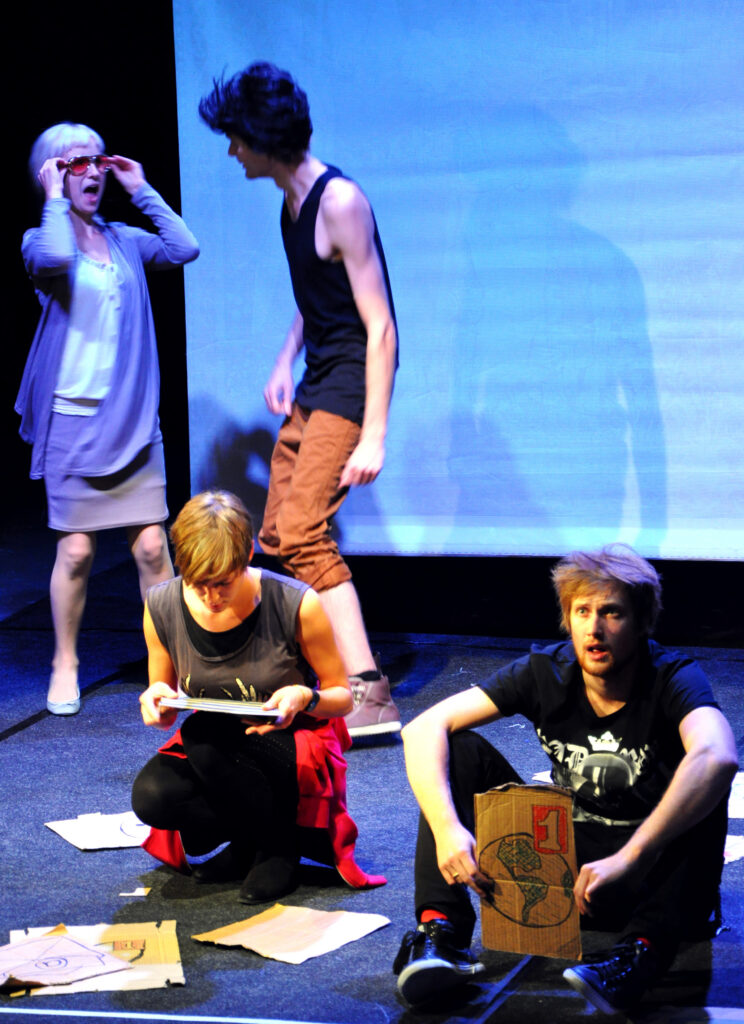 Foto on tehtud lavastuse „Netis sündinud” avatud proovis, mida käisid vaatamas ka Saku gümnaasiumi noored. Pärast etendust andsid nad õpetajatega lavastajale ja näitlejatele tagasisidet, mis meeldis ja mida võiks muuta. Lavastus sünnib käsikäes noortega.  Foto: Pille Kose