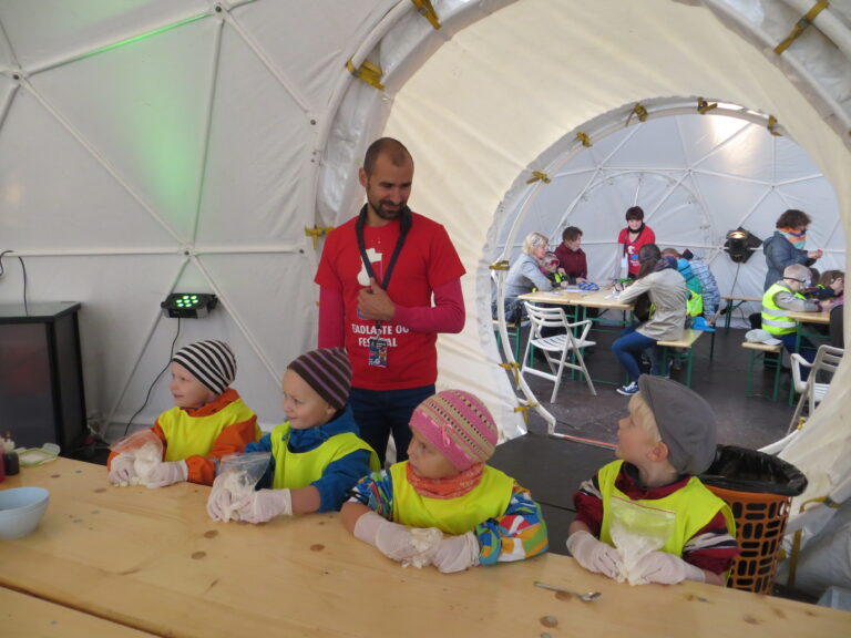 Vahel võib ka toiduga mängida. Voolimismassi kokkusegamine sarnaneb pisut pannkoogiteoga, arvasid Tartu Sassi lasteaia lapsed, kes võtsid osa AHHAA teaduskeskuse töötoast Raekoja platsil. Fotod: Sirje Pärismaa