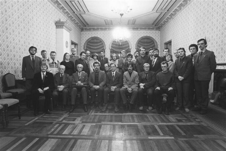 Jüri Peets esireas Eesti Muinsuskaitse Seltsi volikogu esimesel istungil 14.01.1988, Lennart Meri vasakul ja Trivimi Velliste paremal käel. Peets vedas restaureerimis- ja välitööde toimkonda. Muinsuskaitse tähendas tollal veel suuresti tulevikukaitset. Foto: Eesti Muinsuskaitse Selts 25. Tallinn, 2012.