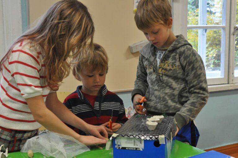 Unipiha algkooli õpilased Mirko esimesest, Jan teisest ja Kirsika kolmandast klassist meisterdamas. Töö käib Story­-line’i metoodika järgi: meisterdamise ajal    õpivad lapsed ühtlasi emakeelt, matemaatikat, keskkonnaõpetust, võõrkeelt jm. Storyline on Comeniuse programmi  projekt. Foto: Eha Jakobson