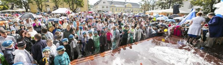 Koolirahu välja kuulutamine Kuressaares. Fotod: Valmar Voolaid