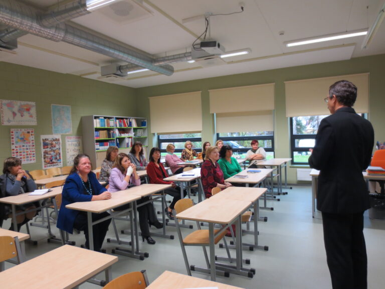 Nõo Reaalgümnaasiumi direktor Jaanus Järveoja inglise keele õpetajate infoseminaril külaliste ees.