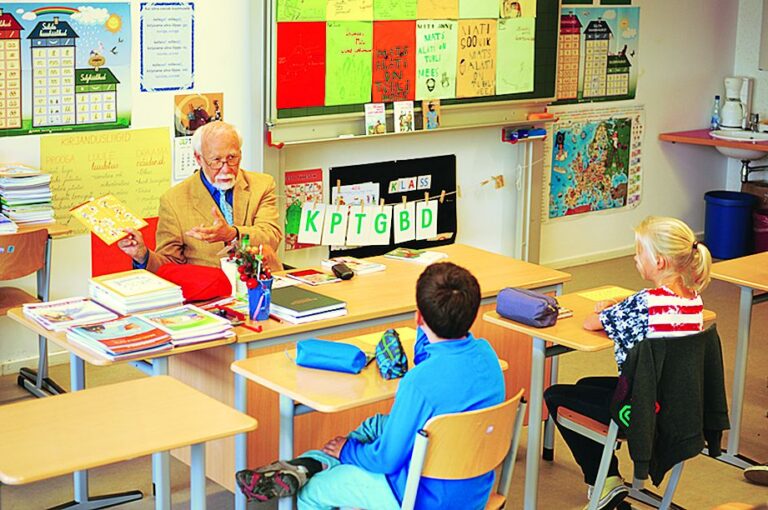 Kirjanik Mati Soonik külastab algkooli eesti keele tundi. 