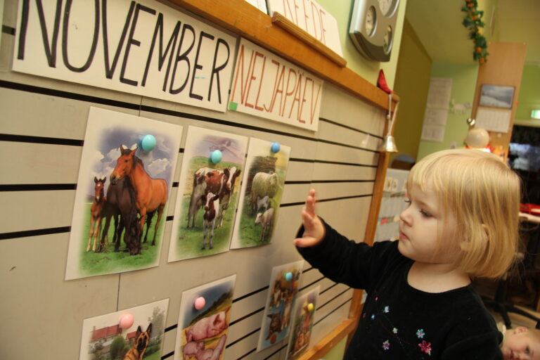 Kõrgema kvaliteediga alusharidust saanud lapsed tulevad ka koolis paremini toime. Neil on paremad teadmised emakeeles, matemaatikas, ka sotsiaalsete suhetega saavad nad hõlpsamini hakkama. Foto: Raivo Juurak 