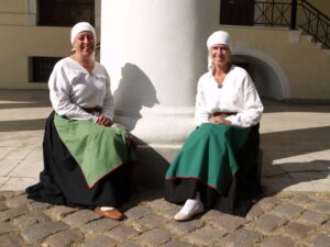 Katrin Hommik (vasakul) ja Marit Neering ootavad festivali avamist. 