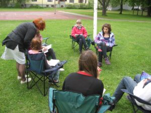 Mobiilne õueklass: 2010. aastal toimunud jõululaadal kogutud tulu eest ostsime koolile mobiilse õueklassi, millel on 30 lahtikäivat tooli ja mida saab koos kotiga õlale võtta, et koolist kaugemalegi minna. Samuti on õpilaste kasutuses 30 kirjutusalust. Mobiilne õueklass annab võimaluse korraldada koolitunde värskes õhus.