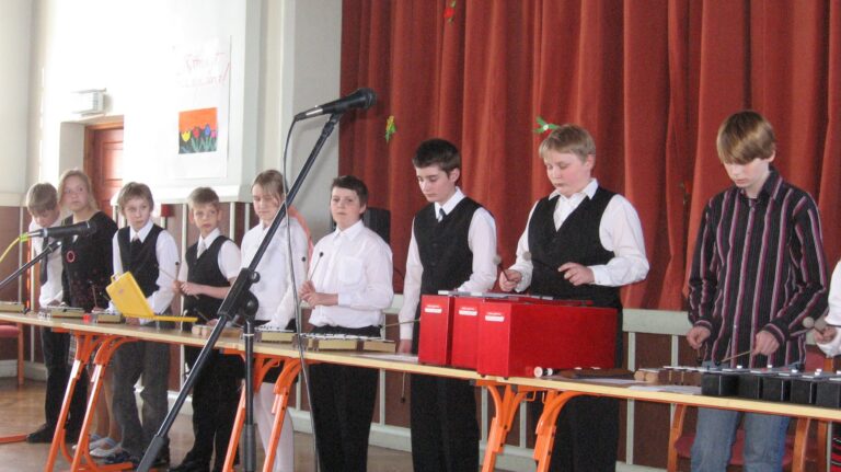 Huvitegevus muusika kaudu: Anname oma õpilastele võimaluse õppida pillimängu kaudu. Eduelamuse pakkumiseks esinevad õpilased koolikontsertidel. Koolikaaslastele ja vanematele esinedes tunnevad lapsed rõõmu etteastetest ja saavad hea emotsiooni. Fotod: Ristiku Põhikooli arhiiv