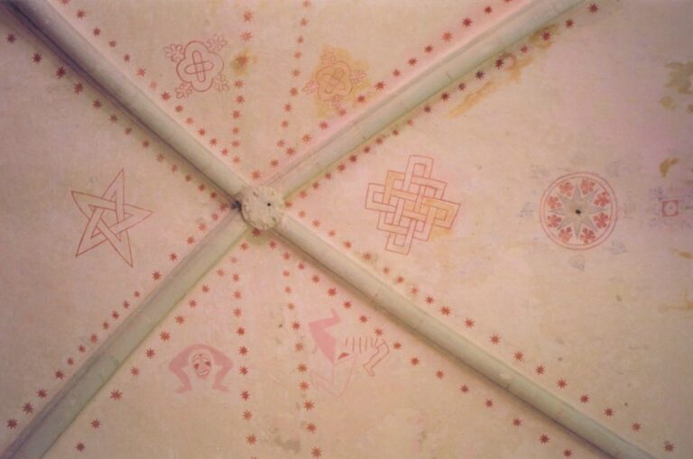 Karja kiriku märgiprogramm altari kohal laes. Olulisim on kirikus tõepoolest suund idast läände. Ruudukujuline täht kõige ida pool altari kohal, liiliapärg ümber, tähistab tõenäoliselt neitsi Maarjat, meretähte (stella maris). Kõige lääne pool asub paganliku viljakusjumalanna viisnurk. Kõige tähtsam, kõige väljapaistvam on aga loomulikult koidutäht Kristus. Tema kaheksakand on otsene paralleel Mesopotaamia koidutähele. Kaheksaharuline täht on ülestõusmise sümbol