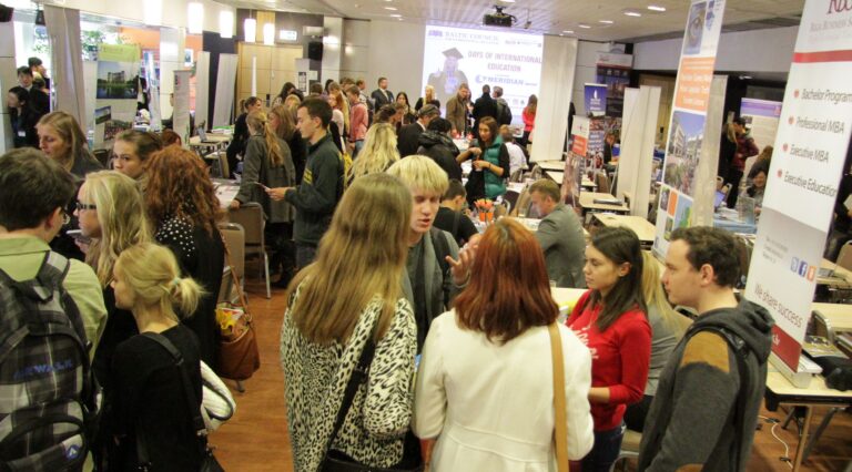 Kas õpilased on mõnestki koolijuhist mööda läinud? Kui 3. oktoobril tutvustati Olümpia hotelli konverentsikeskuses välisülikoolides õppimise võimalusi, siis olid kohal peamiselt vene koolide õpilased, kes suhtlesid vabalt nii inglise kui ka eesti keeles. Foto: Raivo Juurak