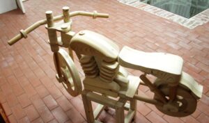 Lahmuse Kooli õpilase valmistatud mootorratas.