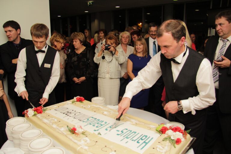 5. oktoobril toimus Tartus Vanemuise kontserdisaalis aasta õpetaja gala „Eestimaa õpib ja tänab”. Pärast pidulikku osa, mis kanti üle ka televisioonis, ootasid osalejaid fuajees Rootsi laud ja hiigelsuur tort. 