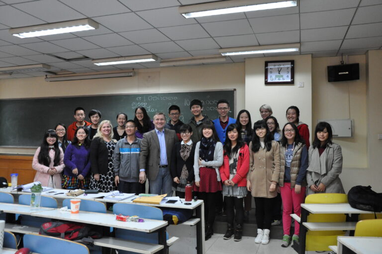 Inga J. Isabel Adamson (esireas vasakult kolmas) oma tänavuste tudengitega eelmisel laupäeval. Pildil on lisaks Eesti suursaadik Pekingis Toomas Lukk (esireas keskel) ja saatkonna töötaja Aire Kork (tagareas paremalt teine). Foto: erakogu