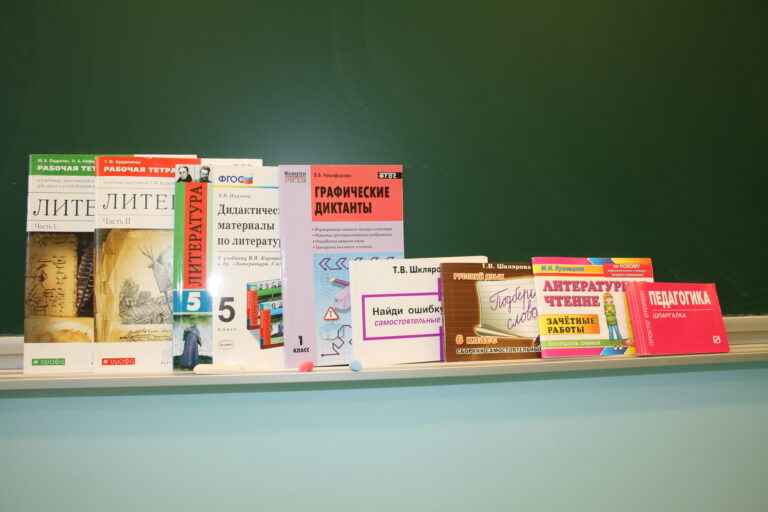 Vene töövihikustes on vähe pilte, aga rohkelt huvitavaid ülesandeid ja vihikud on odavad, näiteks 7. klassi harjutustik maksab umbes ühe euro. Kõige parempoolsem on eestlasele tundmatu trükitud õppematerjali vorm – rebitavate lehtedega taskumärkmik-spikker pedagoogika konspektidest. Fotod: Kaja Sarapuu