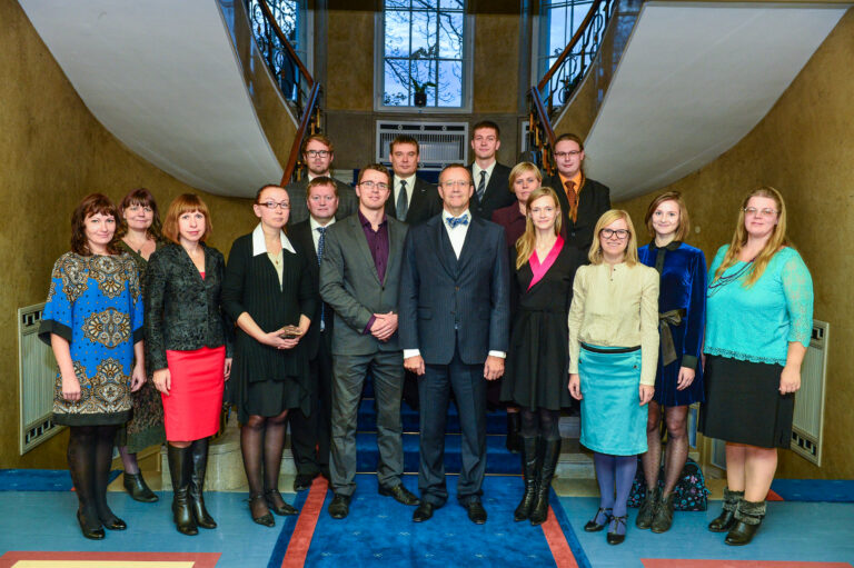 Aastaringse Tagasi kooli I hooaja aktiivseimad osalejad külas president Toomas Hendrik Ilvesel. Fotod: Vabariigi Presidendi Kantselei