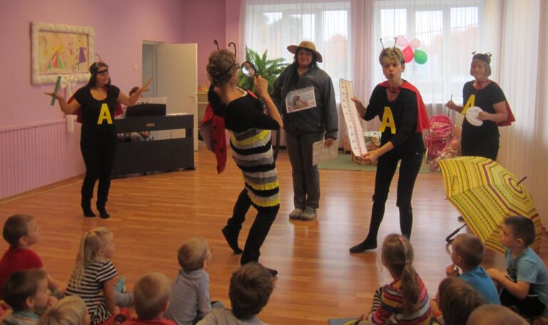 Pärnu lasteaiaõpetajate uurimisõppe ühenduse aktiivi liikmed külastasid temaatilise lavastusmänguga Pärnu lasteaedasid. Fotod: erakogu