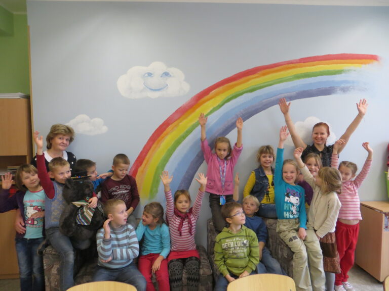 1. klassi lapsed joonistasid oma klassi seinale vikerkaare. Tundides on nende kaasteelised mahuka kogemuspagasiga õpetaja Svetlana Pahk ja noor õpetaja Kadri Küttis. Fotod: Sirje Pärismaa