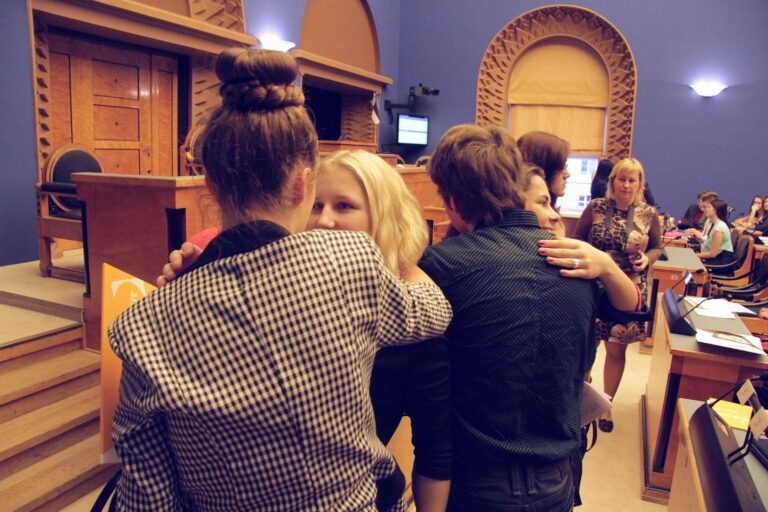 Uus poliitiline kultuur – riigikogu saali jõudes kõigepealt kallistati. Foto: Raivo Juurak