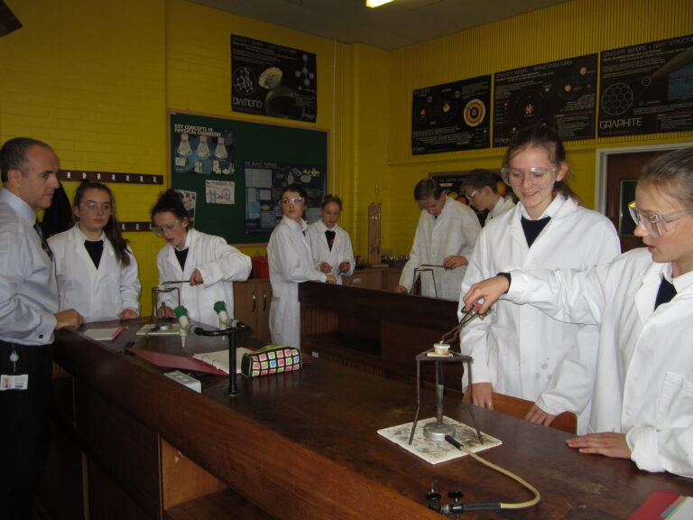 Väikesed õpperühmad, hea varustatus ning laborandi abi võimaldavad keemiaõpingutes rakendada rohkem praktilisi töid: õpilased magneesiumi ja hapniku ühinemisreaktsiooni uurimas. Fotod: Martin Saar 