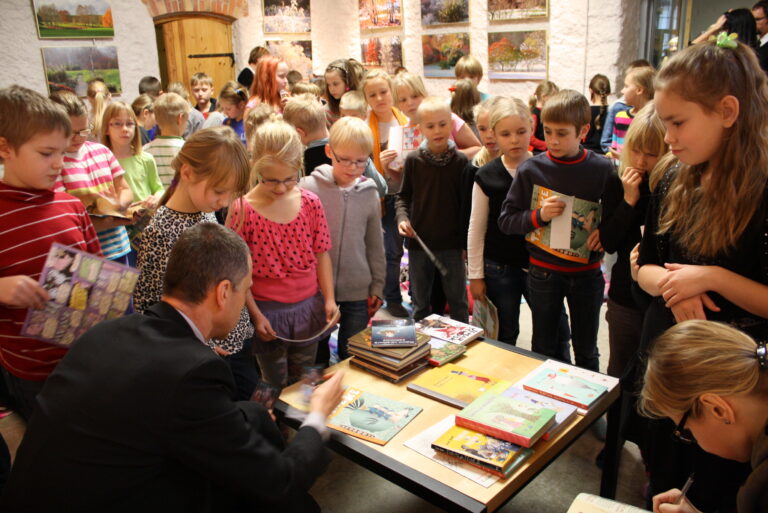 Ilmar Tomusk lastekirjanike tuuril autogramme jagamas.