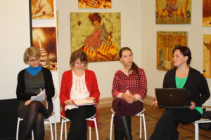 Ave Mattheus, Elle-Mari Talivee, Mari Niitra ja Jaanika Palm seminari "Laps kirjanduses" aruteluringis.