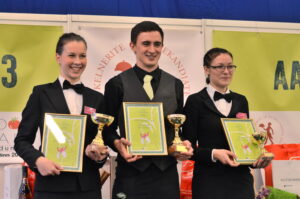 Noor Teenindaja 2013 võitjad (vasakult): Krislin Kozlov Haapsalu Kutsehariduskeskusest (II koht), Kristo Lassi Tallinna Teeninduskoolist (I koht), Tiina Kallaste Haapsalu Kutsehariduskeskusest (III koht). Foto: Joanna Jõhvikas