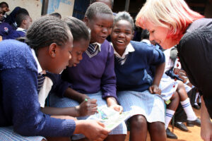 Pille Kibera slummi tüdrukutekoolis tundi andmas