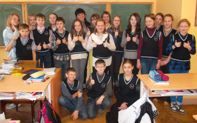 Riia eesti põhikooli 6. klass. Tagumises   reas keskel õpetaja Katri Krall. Fotod: erakogu