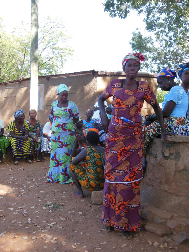 Kongo küla naised: kaunid tualetid ja uhke rüht.