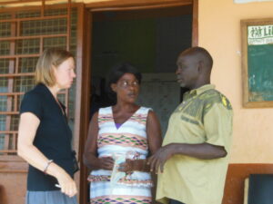 Plaani peavad õpetaja Anu Joon ja Mondo partner­organisatsiooni juht Victor More. 