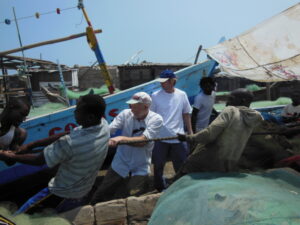 Kohalikel kaluritel aitavad paati kaldale tõmmata Mart Kuurme ja Vahur Laiapea.