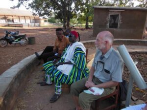 Kongo küla tähtsaim mees – külavanem ehk chief traditsioonilises rõivastuses. Vasakul paistab katoliku kirik.