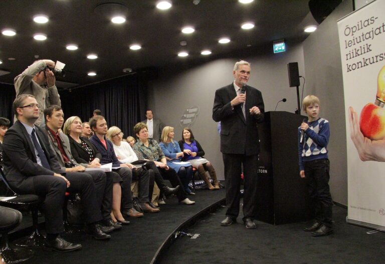 Franz Krull Parksepa keskkoolist (Võru vald, Võrumaa) selgitab kuulajatele, kuidas on kõige lihtsam väikevennale sudokut õpetada. 