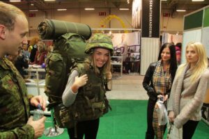 Tüdrukud proovisid, kas sõjaväelase karjäär oleks jõukohane.