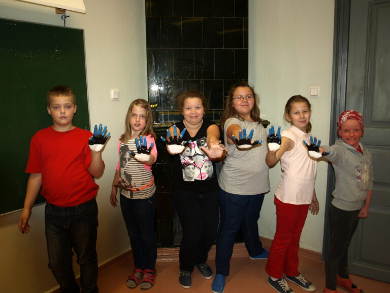 Kõpu põhikooli neljanda klassi õpilased saadavad koos plakati ja Eestit tutvustavate infokaartidega oma 11 partnerile ka enda sinimustvalged käejäljed. Tervitused jõuavad Ungarisse, Portugali, Leetu, Poola, Türki, Rumeeniasse, Itaaliasse, Hispaaniasse, Kreekasse, Saksamaale ja Tšehhi. Foto: Kadri Linder